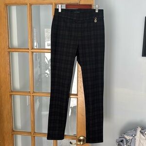 Like new women’s Tommy Hilfiger pants size 4 black plaid